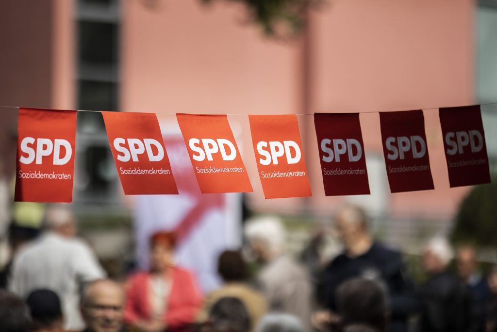 SPD Fahnenkette im Garten
