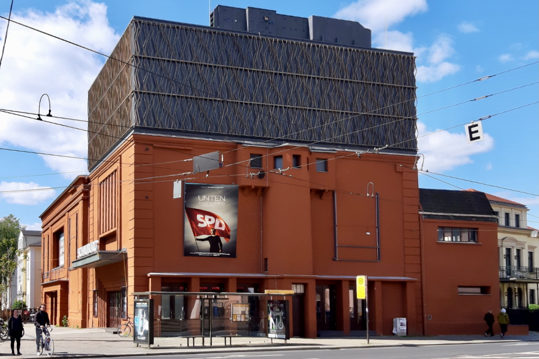 Kino Schauburg mit Werbebanner für den Film "UNTEN"